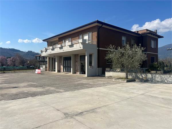 Spoleto intero stabile con spazio esterno in vendi