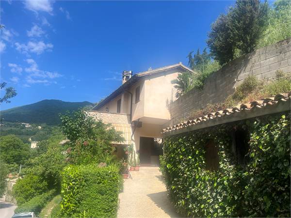 Casa immersa nel verde con due appartamenti
