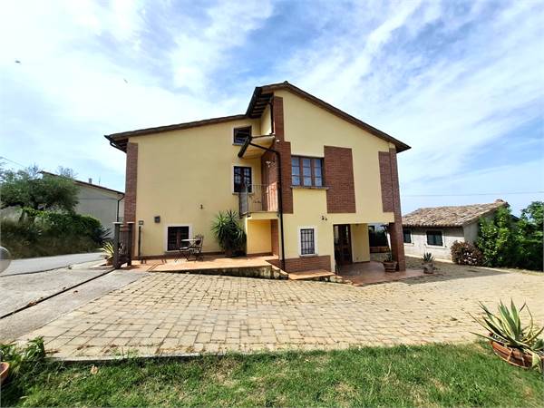 villa bifamigliare con giardino