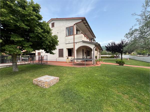 Spoleto porzione di villa con giardino