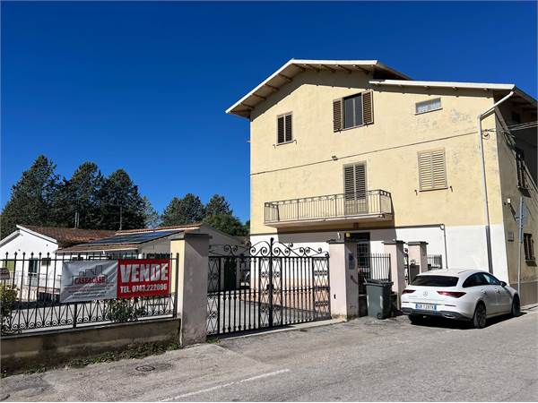 Spoleto intero stabile in vendita