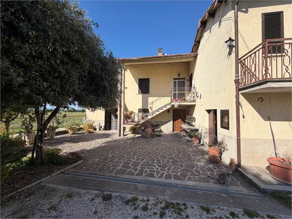 Spoleto porzione si casa in vendita con giardino